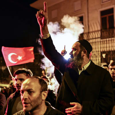 Turkisk demonstration utanför svenska konsulatet i Istanbul efter koranbränningen i Stockholm.