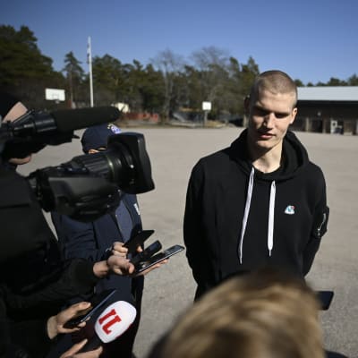 Lauri Markkanen median ympäröimänä armeijaan astuttuaan.