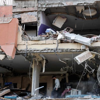 En skadad byggnad efter ett israeliskt luftangrepp i Gaza City den 9 maj 2023.