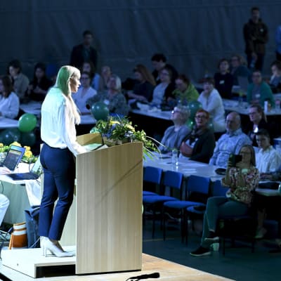 Sofia Virta håller tal på De Grönas partimöte.