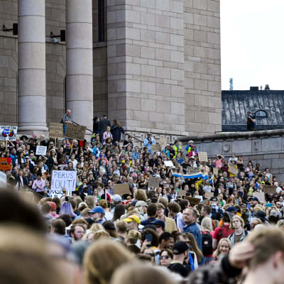 Mielenosoittajien meri eduskuntatalon edessä.