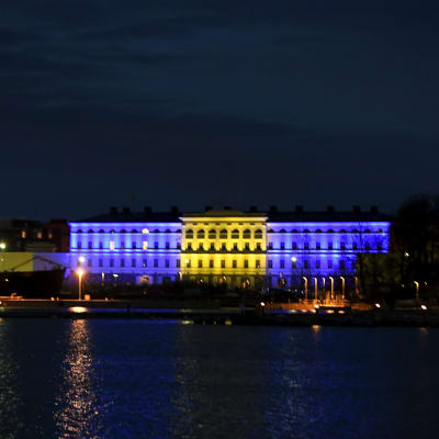 Utrikesministeriet i Helsingfors upplyft i Sveriges blågula färger.