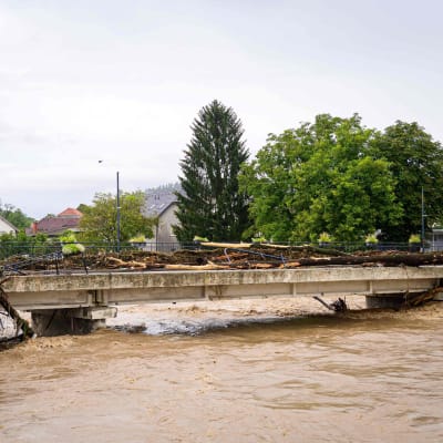 Översvämningar vid en bro i Slovenien.
