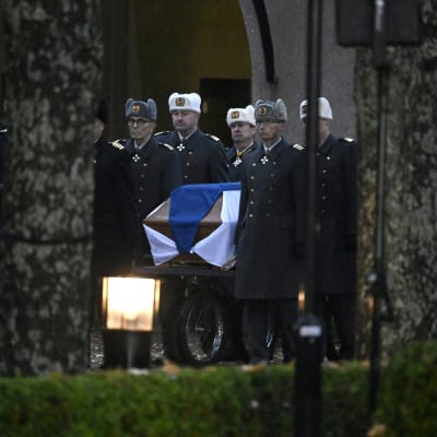 Presidentti Martti Ahtisaaren hautaa kannetaan Hietaniemen hautausmaalla.