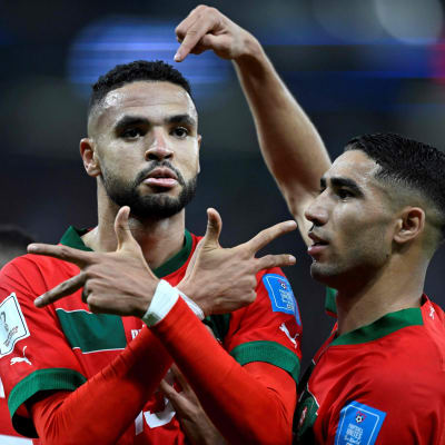 Youssef En-Nesyri och Achraf Hakimi firar mål.