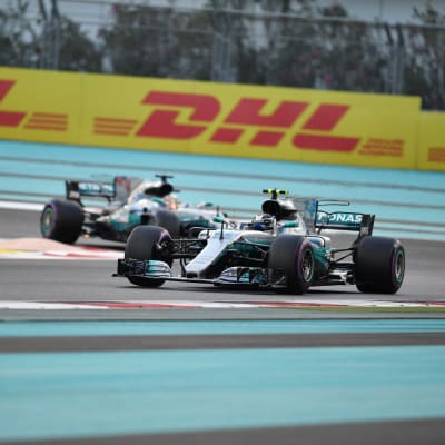 Valtteri Bottas före Lewis Hamilton i Abu Dhabi