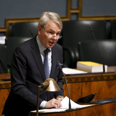 Ulkoministeri Pekka Haavisto (vihr.) eduskunnan täysistunnossa Helsingissä 17. joulukuuta 2021.