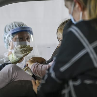 Lapselta otetaan koronatesti Malmin sairaalan drive-in -testauspisteessä Helsingissä 10. elokuuta 2021