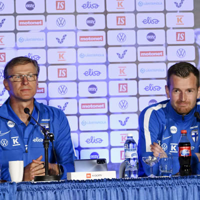 Markku Kanerva och Lukas Hradecky på en presskonferens sommaren 2021.