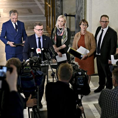 Kokoomuksen puheenjohtaja Petteri Orpo puhuu opposition välikysymystä käsittelevässä tiedotustilaisuudessa eduskunnan Valtiosalissa 27. lokakuuta.