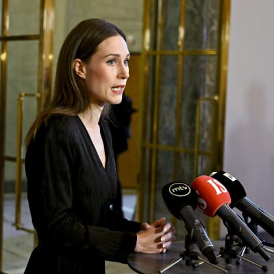 Pääministeri Sanna Marin tiedotustilaisuudessaan eduskunnassa Helsingissä ennen täysistuntoa 7. joulukuuta 2022.