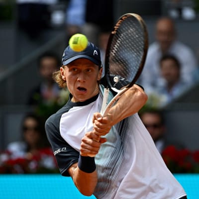 Emil Ruusuvuori spelar tennis