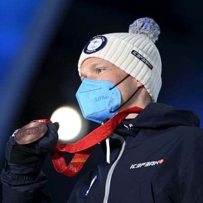 Iivo Niskanen poserar med sitt OS-brons 2022.
