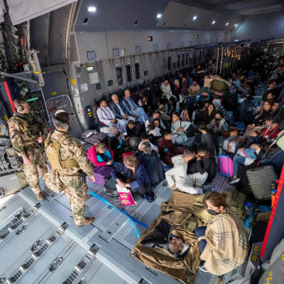 Afganistanilaiset pakolaiset evakuoitavana Saksan ilmavoimien lennolla Uzbekistanissa.