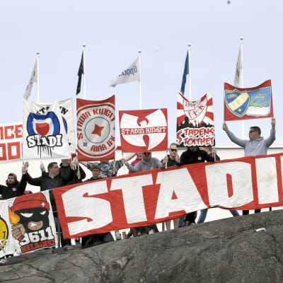 HIFK:s supportrar följde matchen utanför stadion.