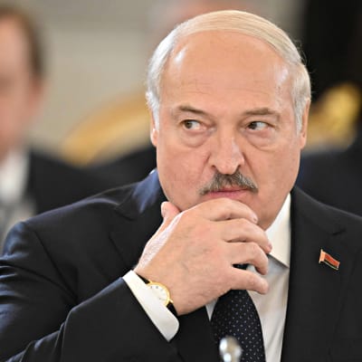 Valko-Venäjän presidentti Aljaksandr Lukašenka mietteliään näköisenä vieraillessaan Moskovan Kremlissä 25. toukokuuta 2023.