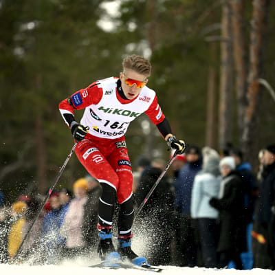 Remi Lindholm hiihtää Tampereen SM-kisoissa.