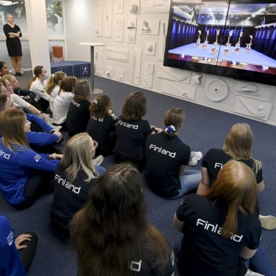 Suomen cheerleading-maajoukkue seuraa Helsingissä videomateriaalia joukkueiden kilpasuorituksista. MM-kilpailut järjestetään ensimmäistä kertaa virtuaalitoteutuksena.