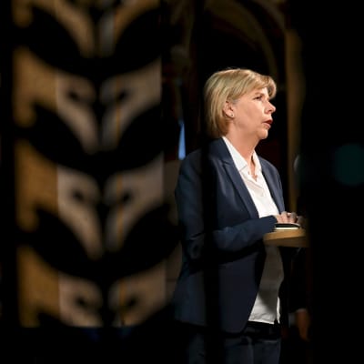 Anna-Maja Henriksson säätytalolla toimittajien haastattelussa.