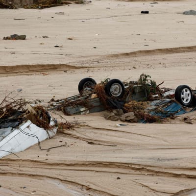 Bilar som begravts i marken i Aldea del Fresno i Madridregionen under en översvämning i centrala Spanien.