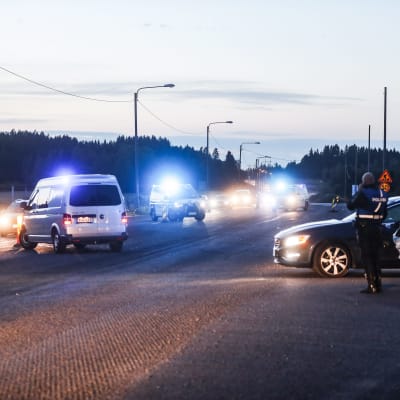 Polisbilar mitt på en väg