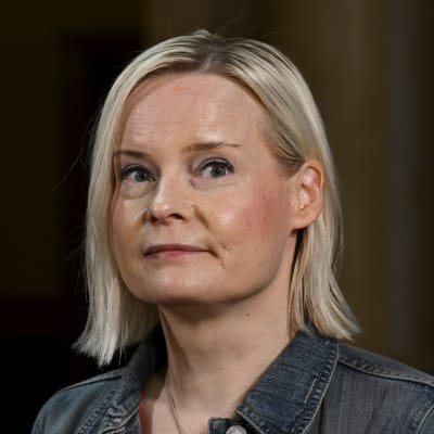 Närbild av Riikka Purra som tittar framåt.