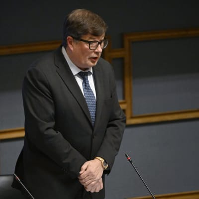 Minister Arto Satonen på på riksdagens frågestund.