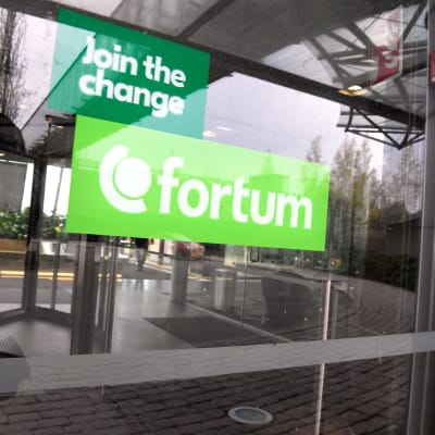 Fortumin logo pääkonttorin ovessa Espoossa.