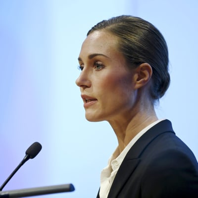 Sanna Marin pitää puhetta.