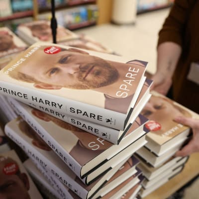 Henkilökunnan jäsen purkaa pakkauksestaan ​​ja asettaa näytteille Ison-Britannian prinssi Harryn, Sussexin herttuan, kirjan "Spare".