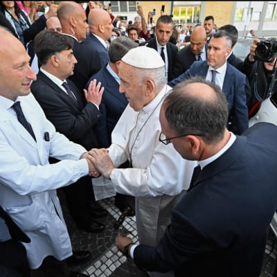 Påven tackar kirurgen som opererade honom på sjukhuset i Rom. 