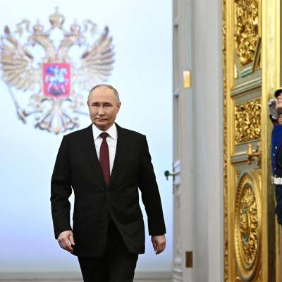 Putin träder in i gyllene sal i Kreml. 
