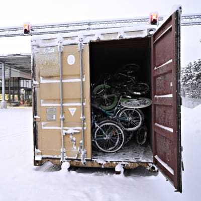 Raja-Joosepin rajanylitysasemalla olevaan konttiin on varastoitu turvapaikanhakijoiden käyttämiä polkupyöriä.