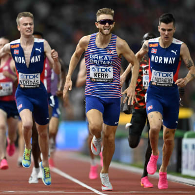 Josh Kerr tar guld på 1500 meter.