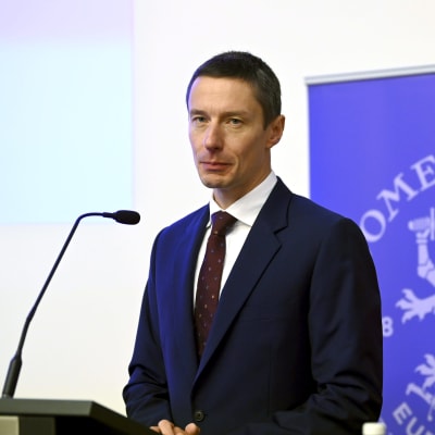 Wojciech Maliszewski, direktör för Internationella valutafondens delegation i Finland som presenterar IMF:s bedömning av den finska ekonomin vid en presskonferens i Helsingfors den 19 november 2021.