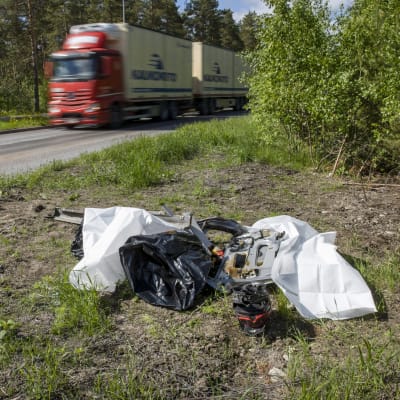 Autosta irronnutta romua ja muistokynttilöitä onnettomuuspaikalla Aerotiellä lähellä Turun lentokenttää