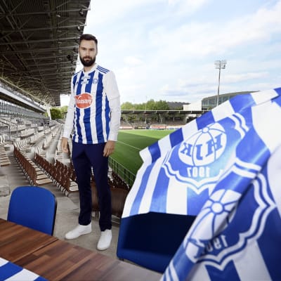 Tim Sparv poseeraa Töölön stadionilla.