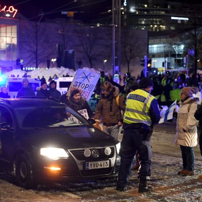 Polisen och demonstranter under Convoy Finland i Helsingfors