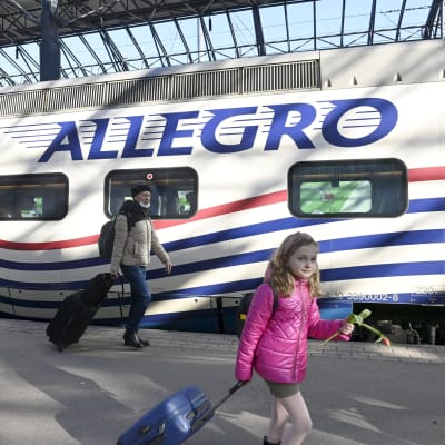 Resenärer anländer med Allegro-tåg från Sankt Petersburg till Helsingfors.