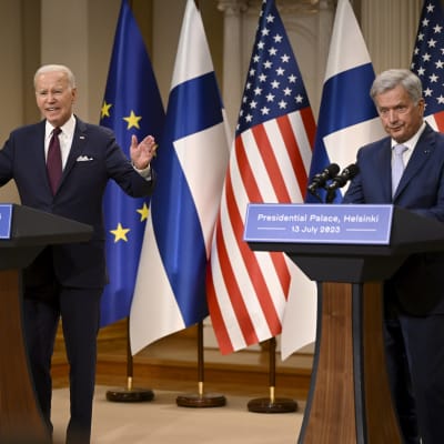 Joe Biden ja Sauli Niinistö tiedotustilaisuudessa Helsingissä