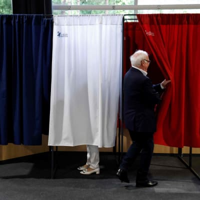 Ranskalaisia äänestämässä vaalipaikalla.