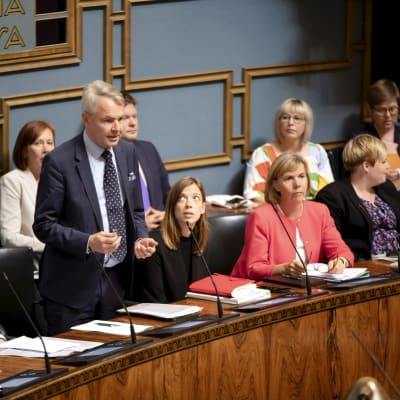 Pekka Haavisto svarar på en fråga under regeringens frågetimme.