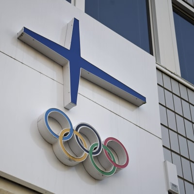 Olympiakomitean logo seinässä.