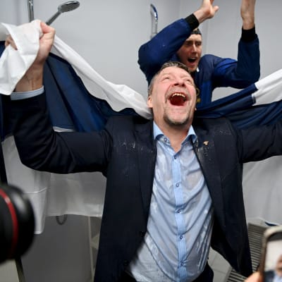 Jukka Jalonen pääsi suihkuun Leijonien olympivoiton jälkeen.