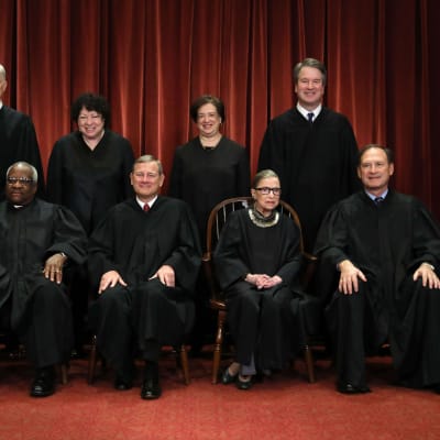Brett Kavanaugh står längst till höger på Högsta domstolens nyaste officiella gruppfoto.