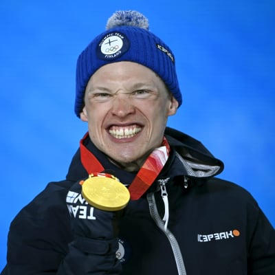 Iivo Niskanen visar upp sitt OS-guld.