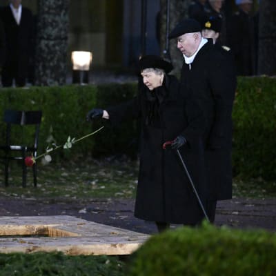  Eeva Ahtisaari ja poika Marko jättävät  hyvästit punaisilla ruusuilla.