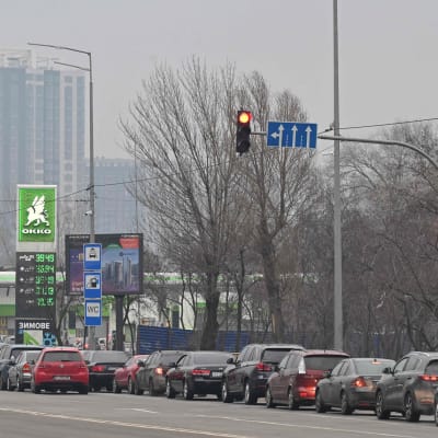 Autojono bensa-asemalle Kiovassa.