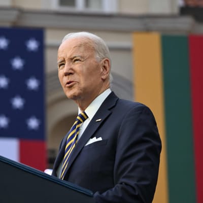 Joe Biden pitää puhetta Vilnan yliopistolla.