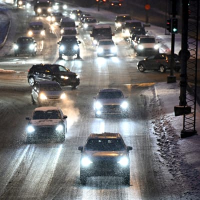 Autoliikennettä hämärtyvässä alkuillassa Kehä I:llä Otaniemen lähellä Espoossa 7. joulukuuta 2022.
